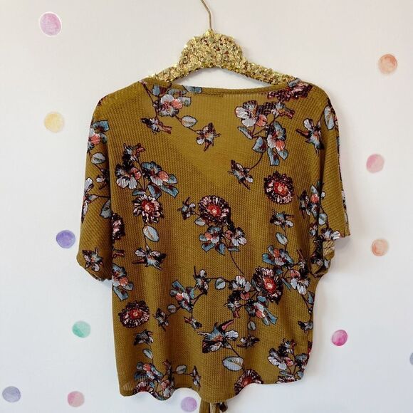 Gold floral boutique top  - Picture 6 of 6